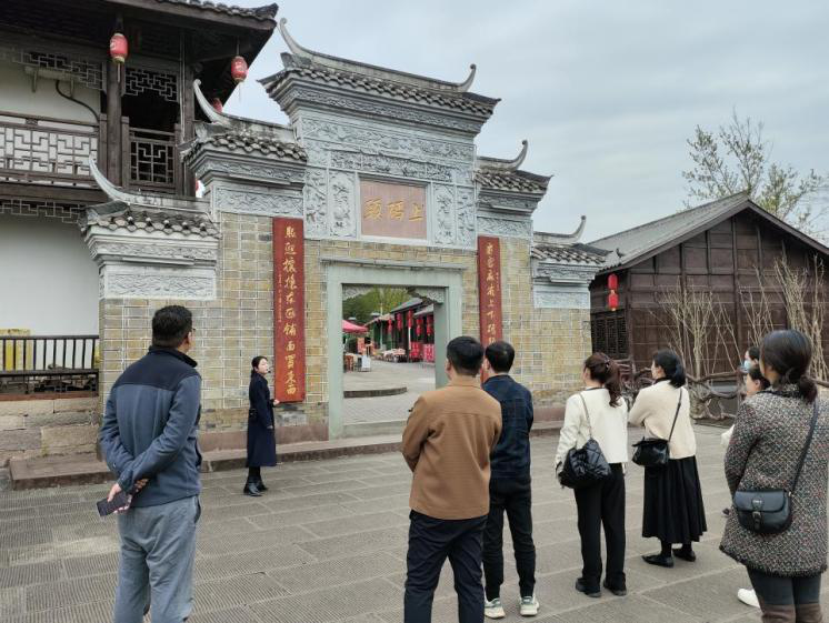中共巴中市鑫匯金融服務(wù)有限公司機(jī)關(guān)聯(lián)合支部 開展“弘揚好家風(fēng)·傳承好家訓(xùn)”主題黨日活動